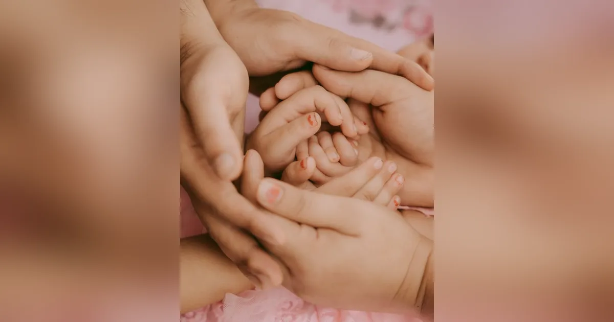 Manos de padres e hijos entrelazadas simbolizando protección y vínculo familiar