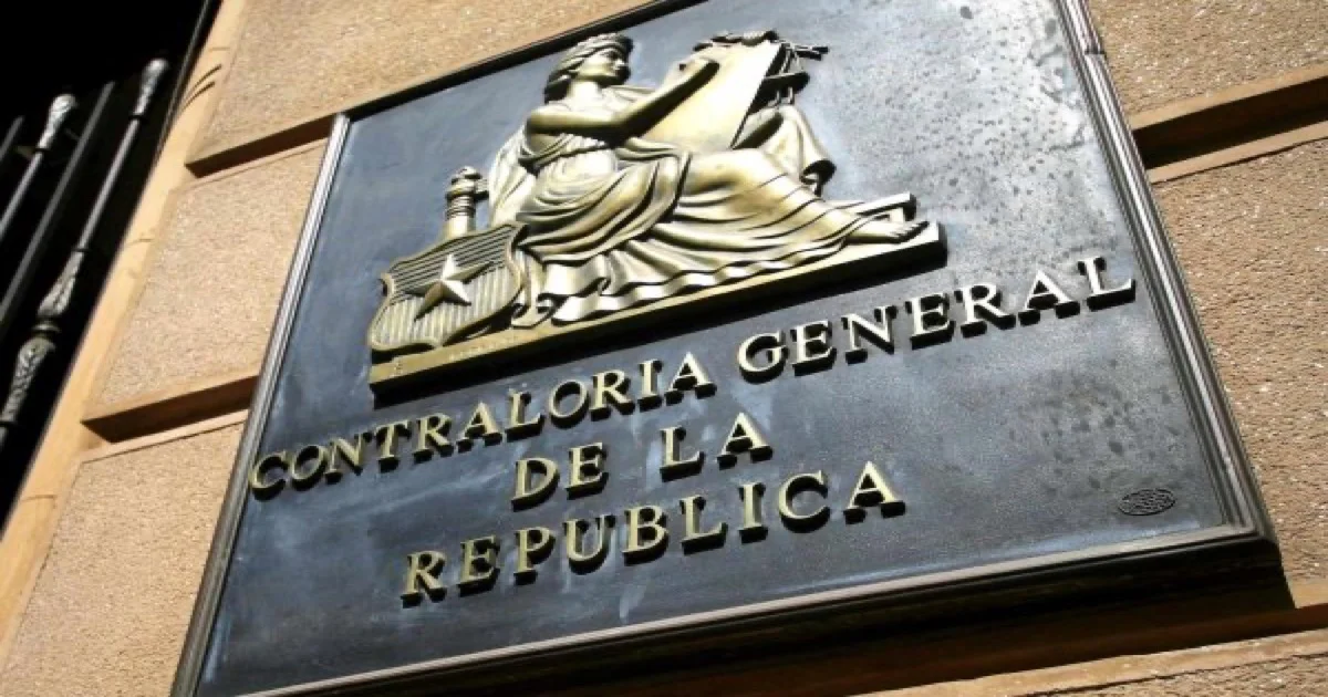 Edificio institucional gubernamental representando la autoridad de la Contraloría General de la República