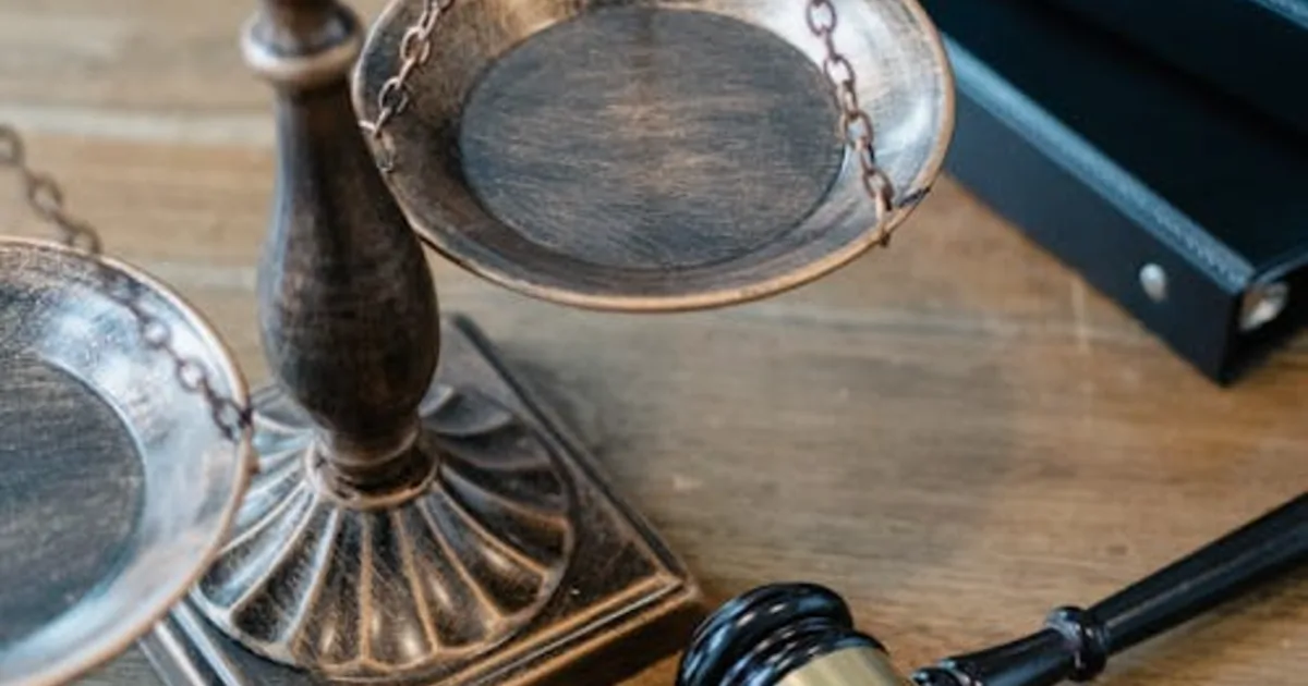 Balanza de justicia y martillo simbolizando el equilibrio entre privacidad y probidad pública